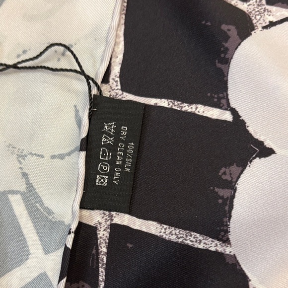 CHANEL Monochrome Floral Logo Scarf - Picture 4 of 4